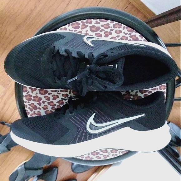 5y) NIKE Downshifter 11 Running Shoes - Picture 1 of 7